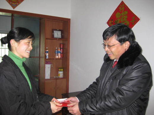 送關(guān)愛(ài) 暖人心