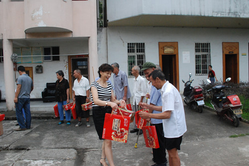 仁和集團(tuán)中秋走訪慰問市福利院